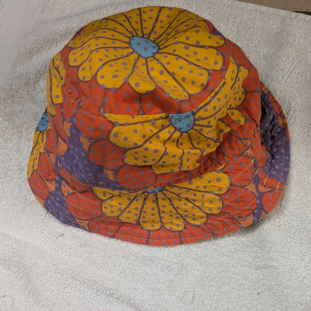 REVERSIBLE Retro Floral Bucket Hat & Nakery Beauty Lip Treatment Retail $41
